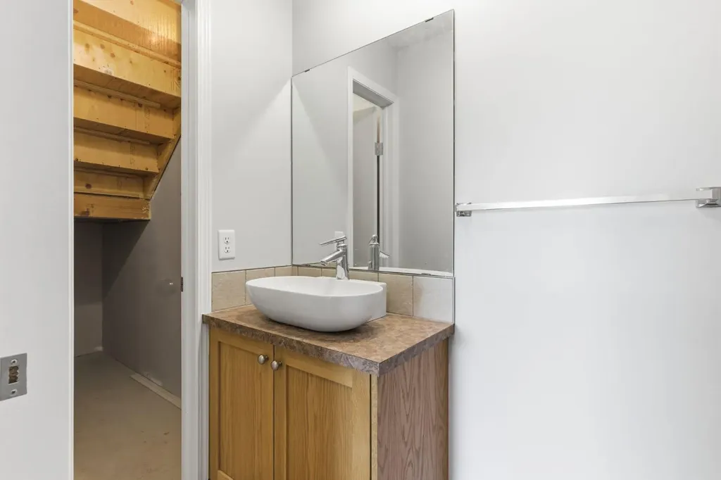 323 Fourth Avenue Strathmore AB T1P 1B5