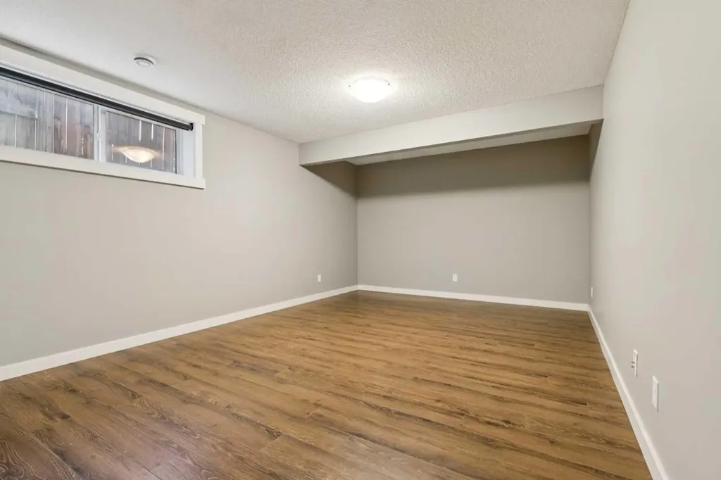 327 Panamount Point NW Calgary AB T3K 0H6