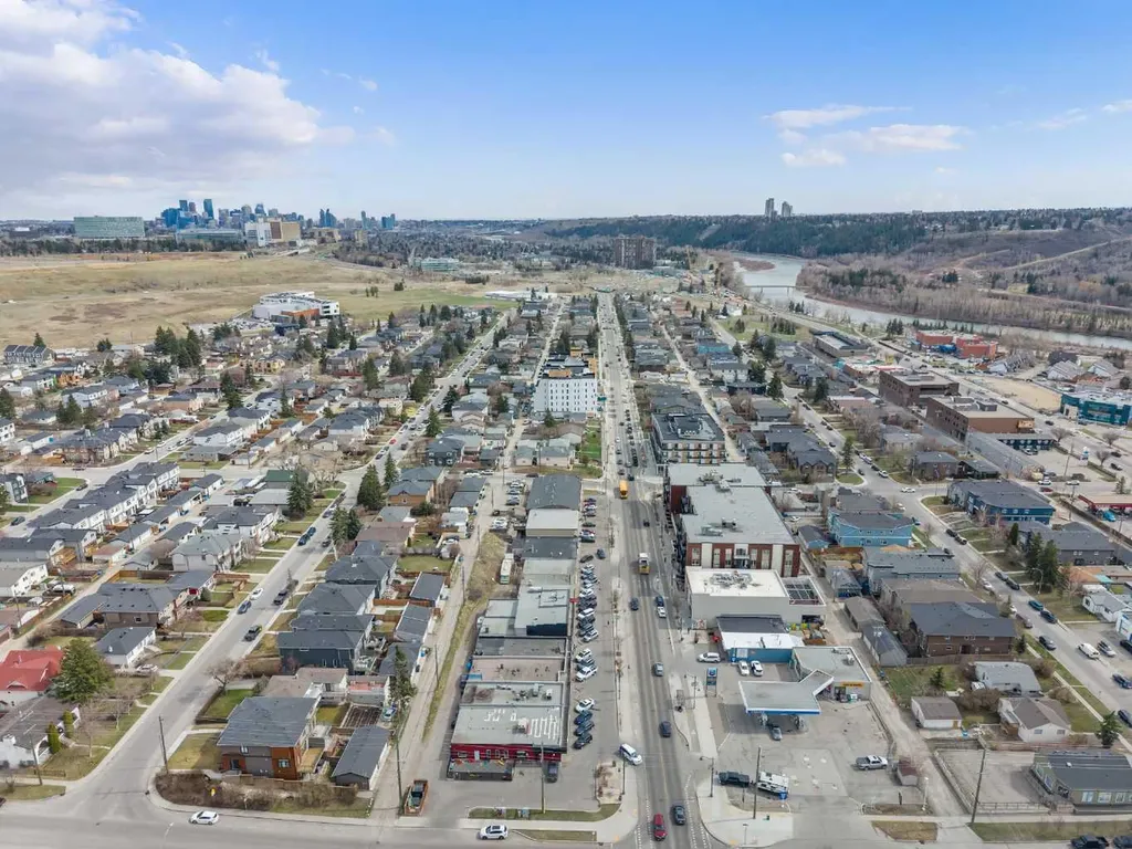 1899 45 Street NW Calgary AB T3B 0B2
