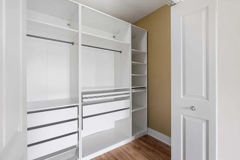 1899 45 Street NW Calgary AB T3B 0B2