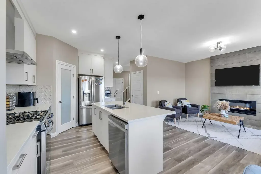 521 Corner Meadows Way NE Calgary AB T3N 2C9