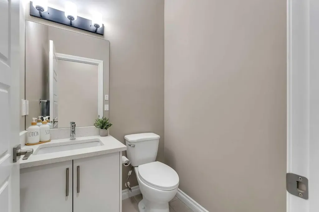521 Corner Meadows Way NE Calgary AB T3N 2C9