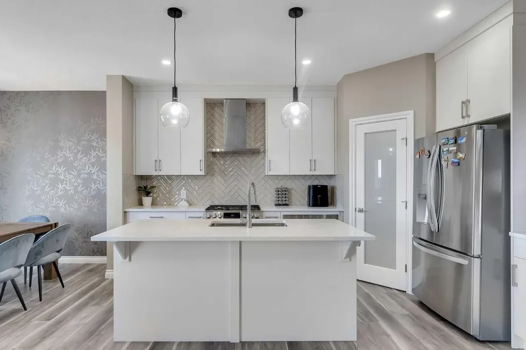 521 Corner Meadows Way NE Calgary AB T3N 2C9