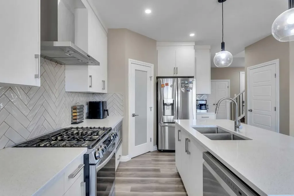 521 Corner Meadows Way NE Calgary AB T3N 2C9