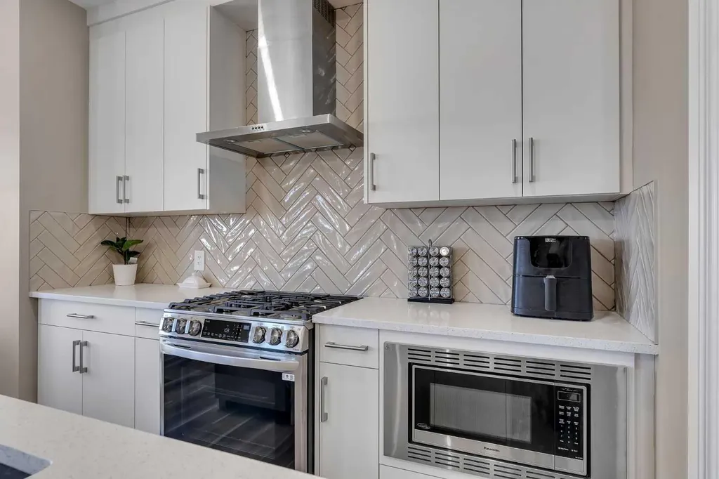 521 Corner Meadows Way NE Calgary AB T3N 2C9