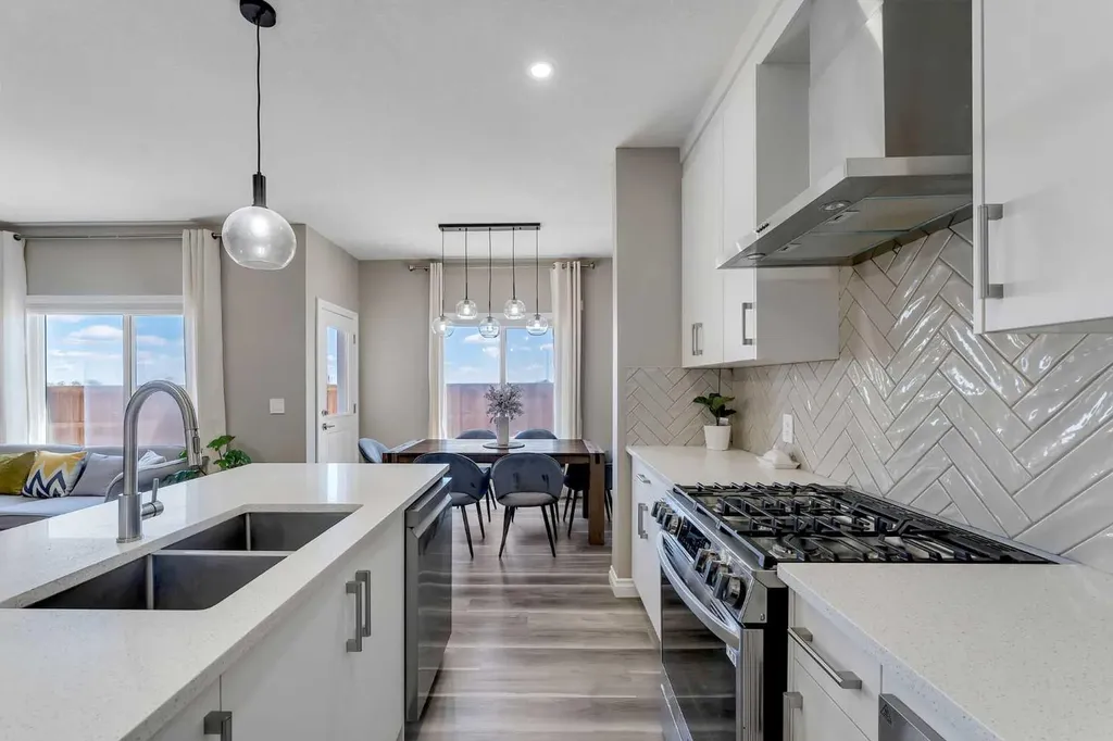 521 Corner Meadows Way NE Calgary AB T3N 2C9
