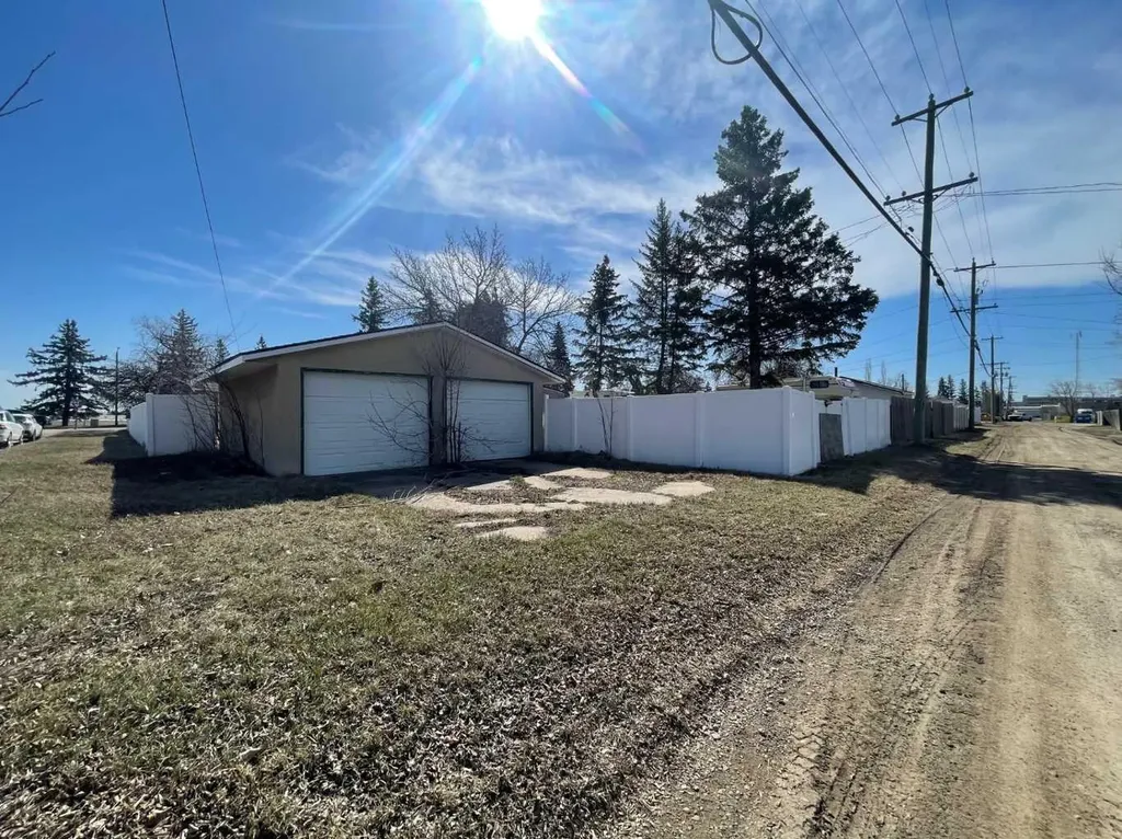 5438 49 Avenue Lloydminster SK S9V0V3