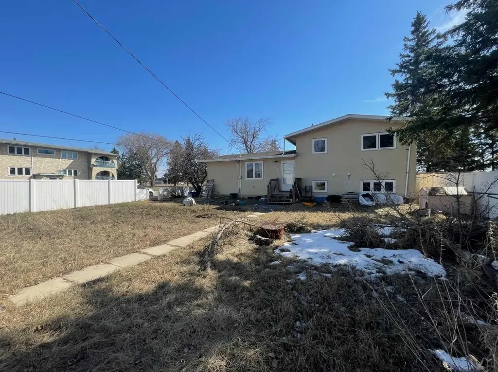 5438 49 Avenue Lloydminster SK S9V0V3