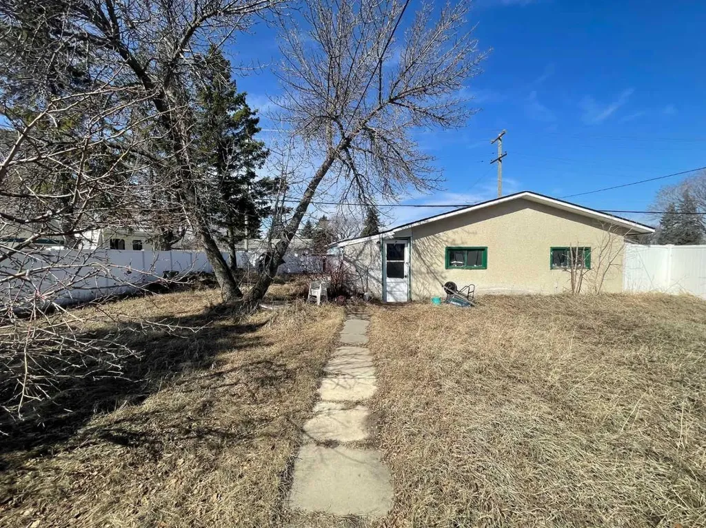 5438 49 Avenue Lloydminster SK S9V0V3