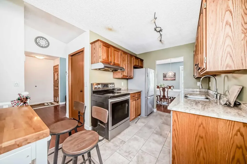 216 Hawkwood Boulevard NW Calgary AB T3G 3E8