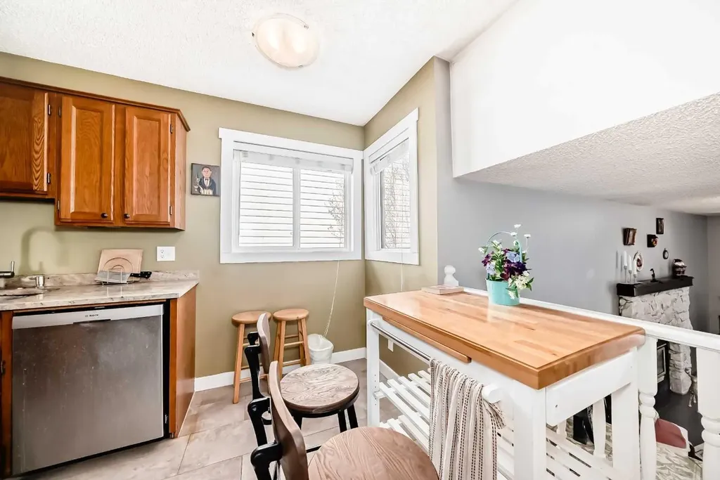 216 Hawkwood Boulevard NW Calgary AB T3G 3E8