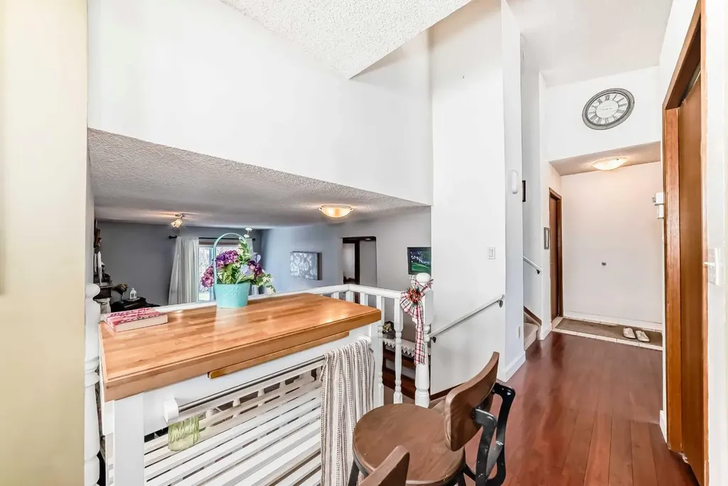216 Hawkwood Boulevard NW Calgary AB T3G 3E8