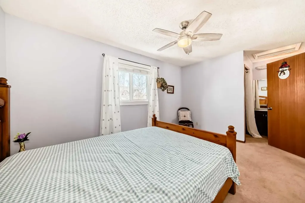 216 Hawkwood Boulevard NW Calgary AB T3G 3E8