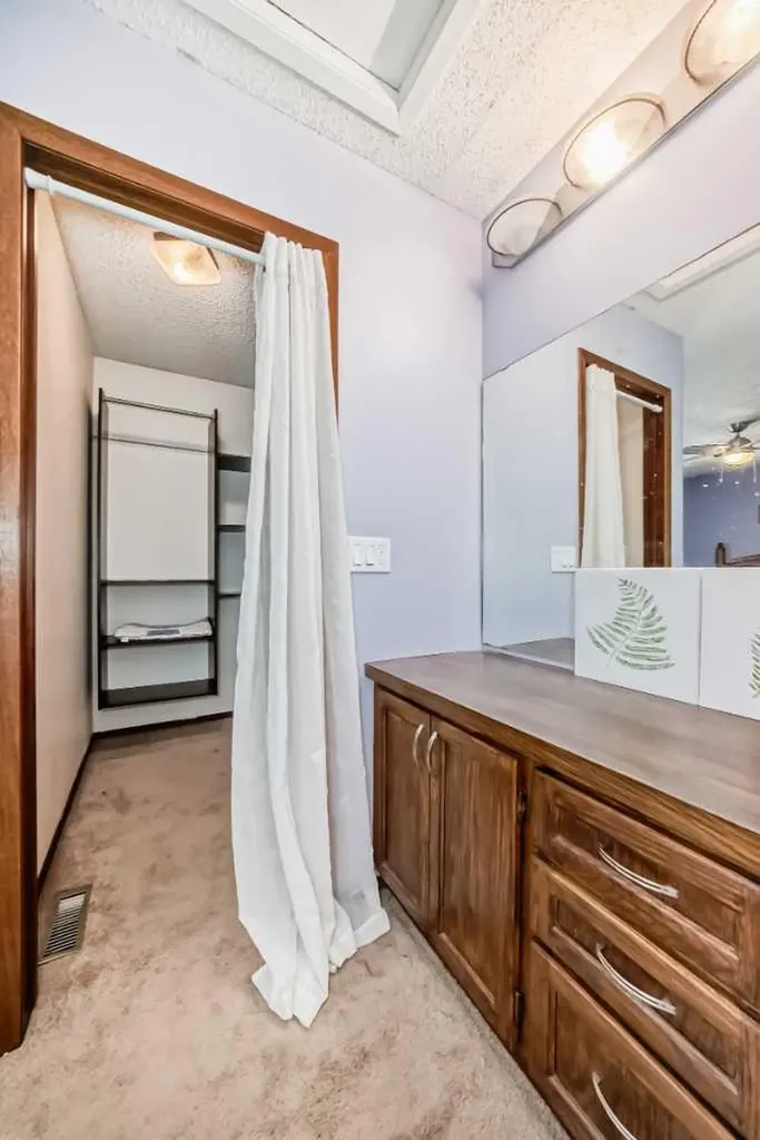216 Hawkwood Boulevard NW Calgary AB T3G 3E8