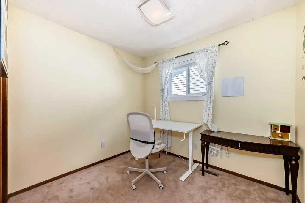 216 Hawkwood Boulevard NW Calgary AB T3G 3E8