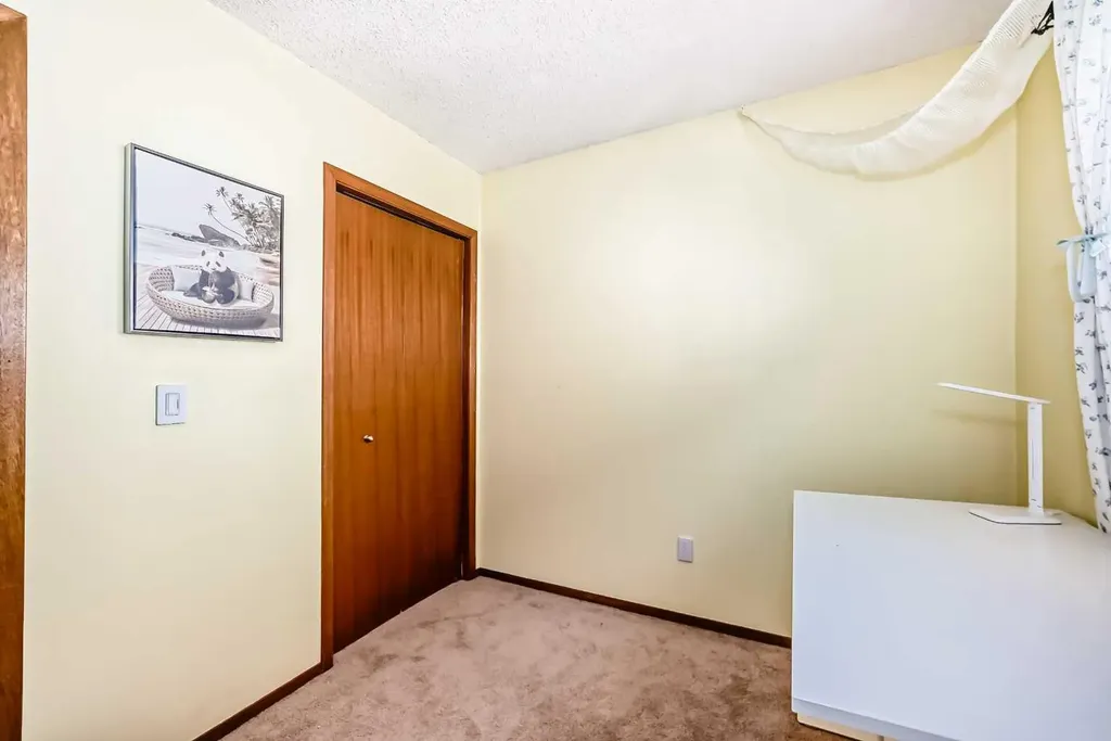 216 Hawkwood Boulevard NW Calgary AB T3G 3E8