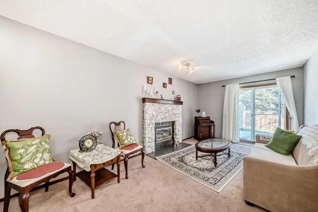 216 Hawkwood Boulevard NW Calgary AB T3G 3E8
