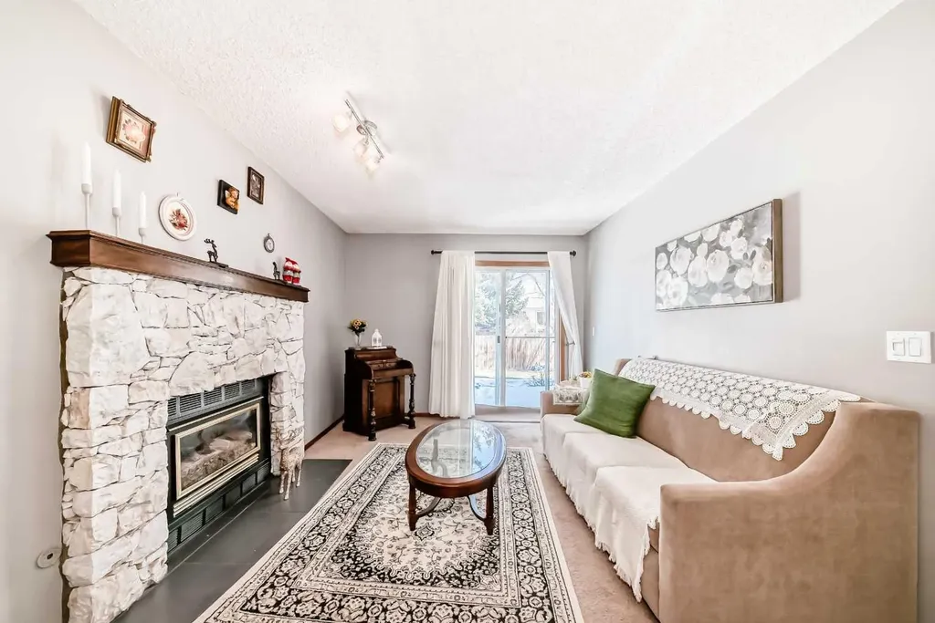 216 Hawkwood Boulevard NW Calgary AB T3G 3E8