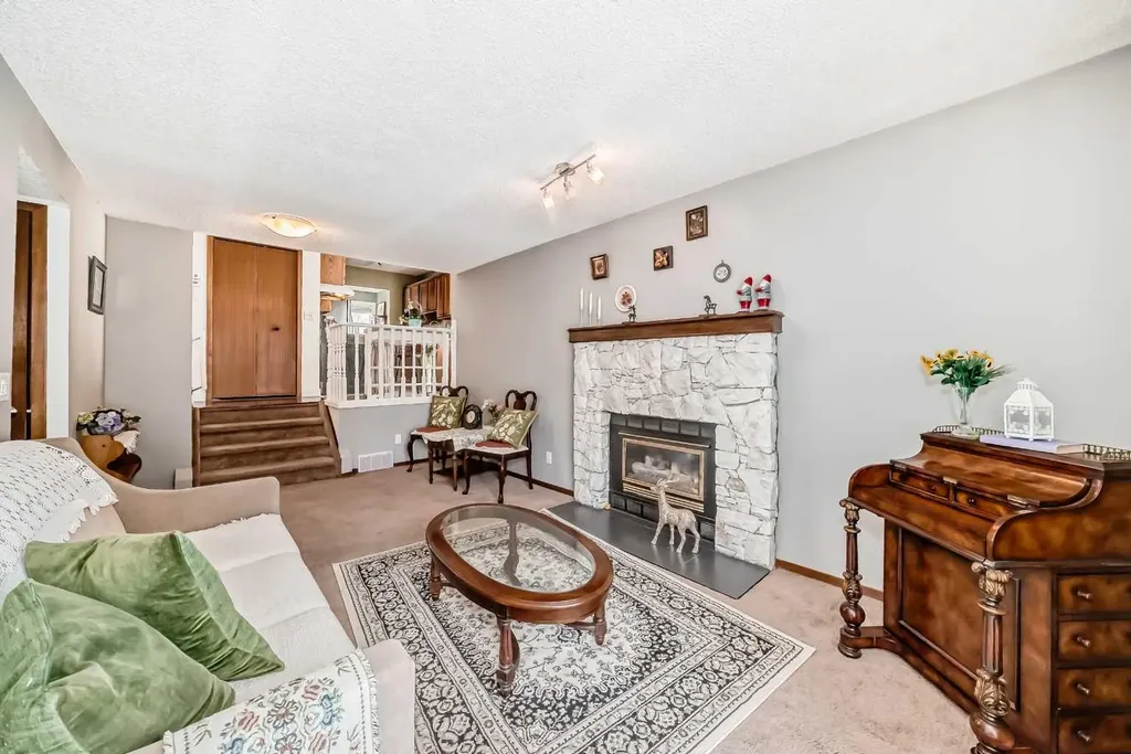 216 Hawkwood Boulevard NW Calgary AB T3G 3E8