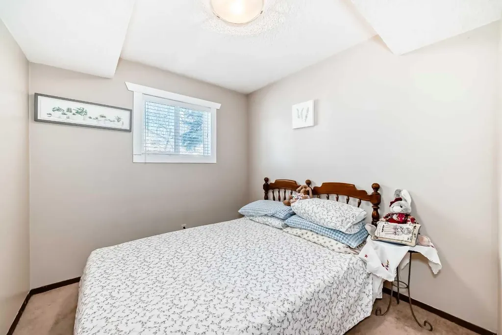 216 Hawkwood Boulevard NW Calgary AB T3G 3E8
