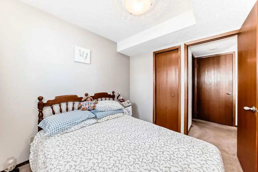 216 Hawkwood Boulevard NW Calgary AB T3G 3E8