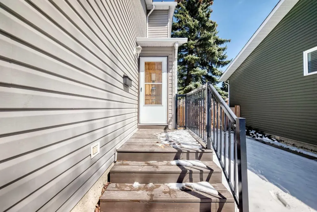 216 Hawkwood Boulevard NW Calgary AB T3G 3E8