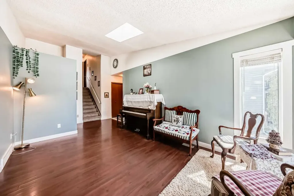 216 Hawkwood Boulevard NW Calgary AB T3G 3E8