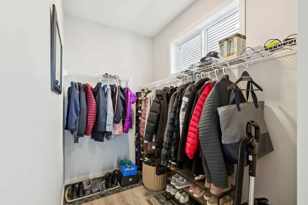 93 Wolf Gate Okotoks AB T1S 5T9
