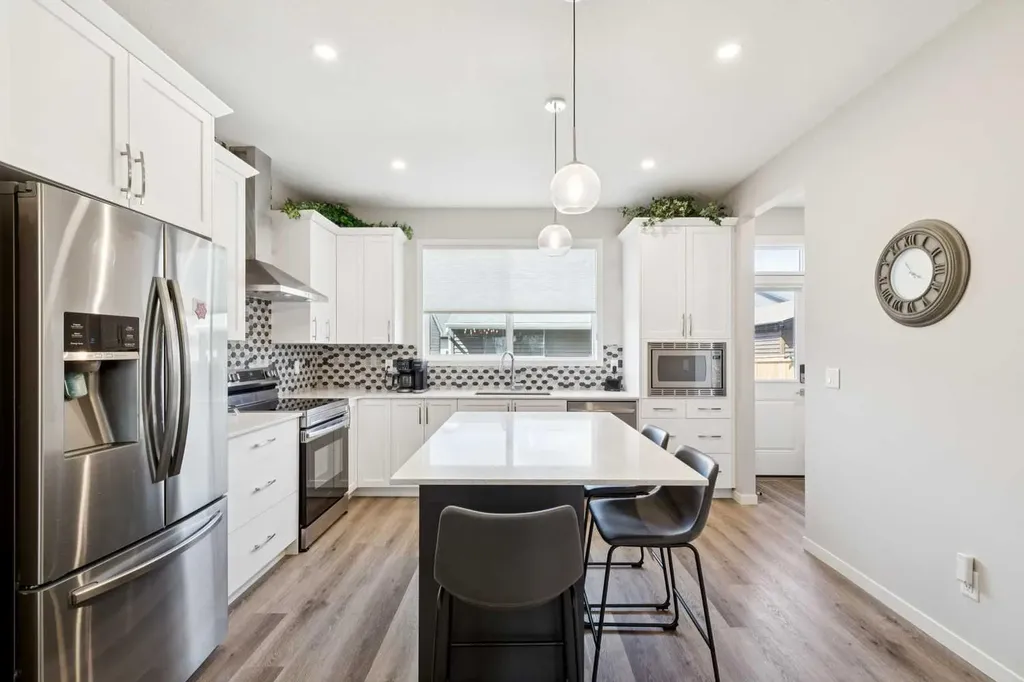 93 Wolf Gate Okotoks AB T1S 5T9