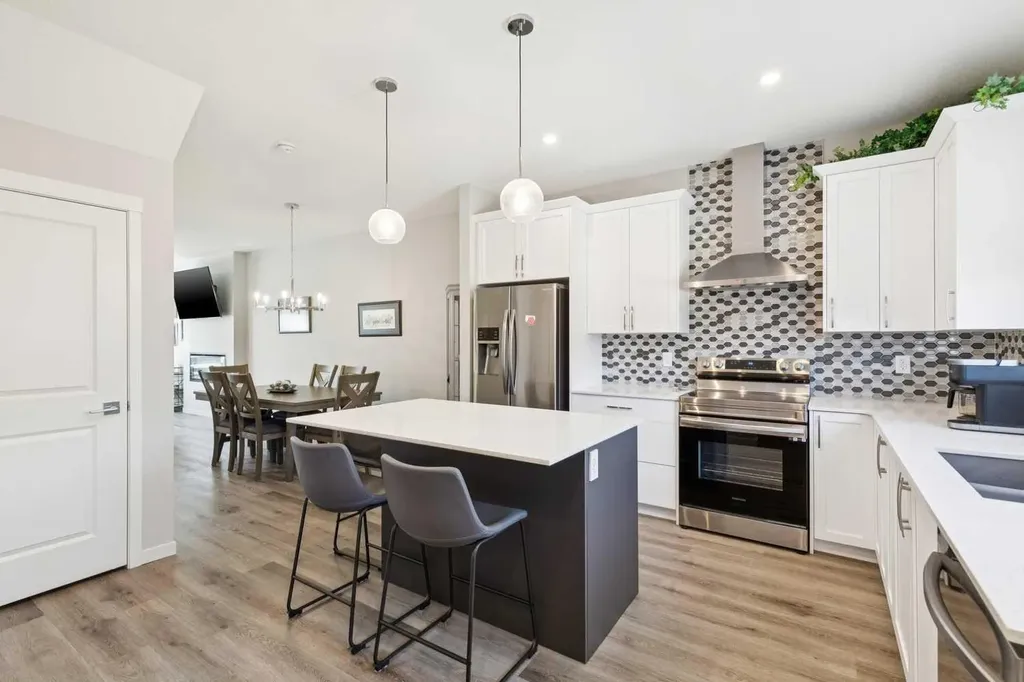 93 Wolf Gate Okotoks AB T1S 5T9