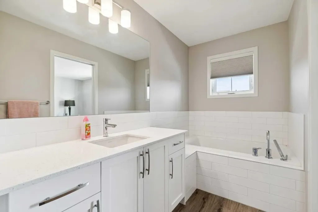 93 Wolf Gate Okotoks AB T1S 5T9