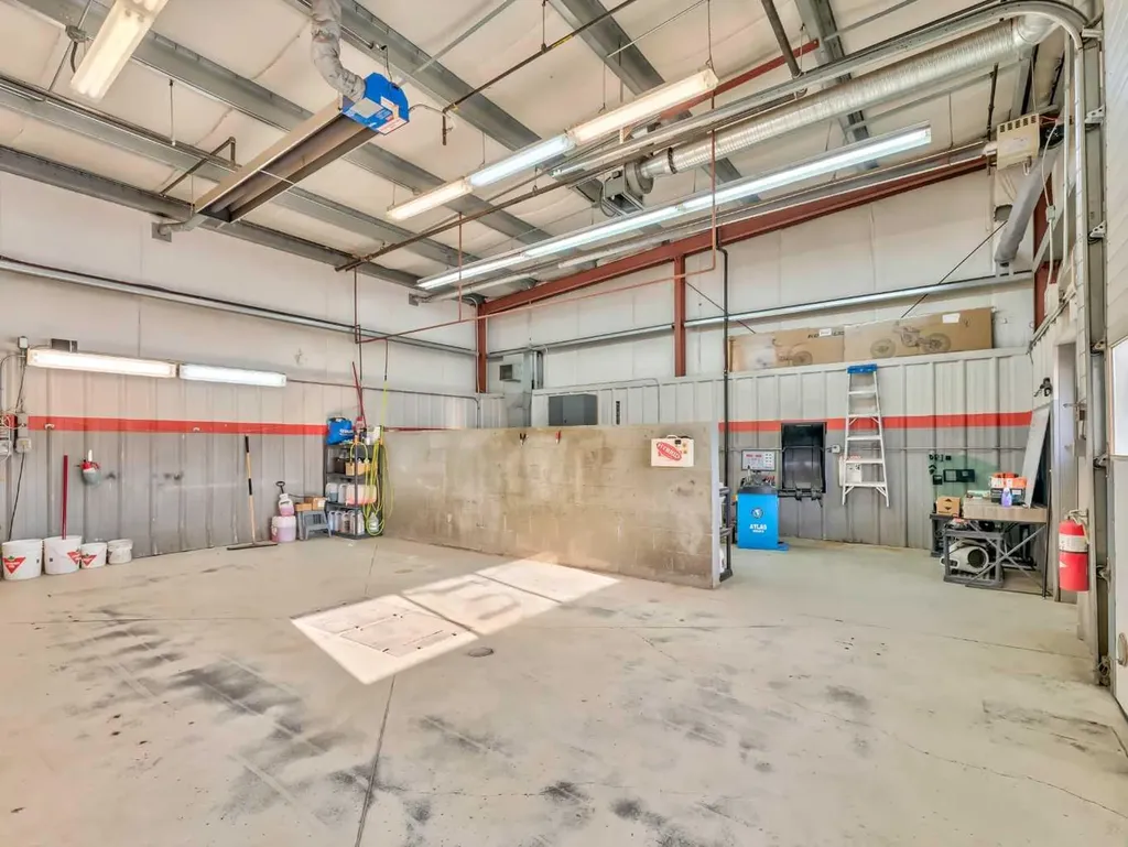1276 Trans Canada Way SE Medicine Hat AB T1B 1J5