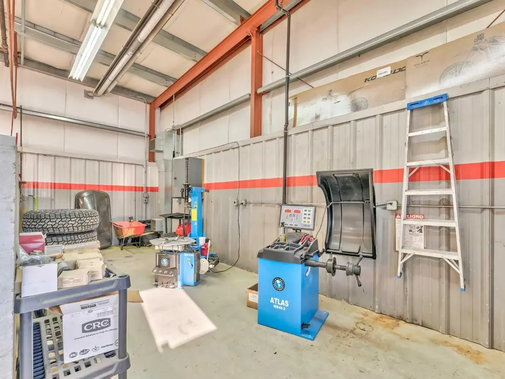 1276 Trans Canada Way SE Medicine Hat AB T1B 1J5