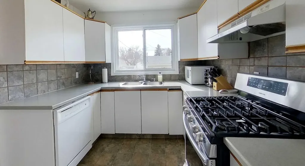 4347 9th Avenue Edson AB T7E 1B4