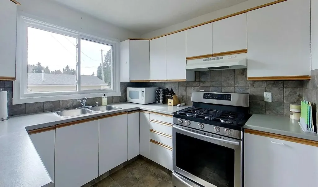 4347 9th Avenue Edson AB T7E 1B4