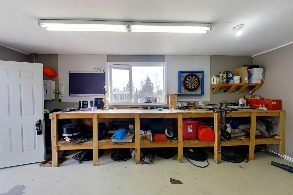 4347 9th Avenue Edson AB T7E 1B4