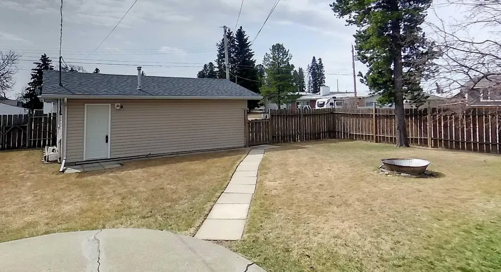 4347 9th Avenue Edson AB T7E 1B4