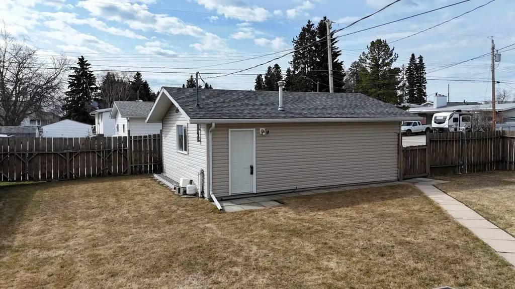 4347 9th Avenue Edson AB T7E 1B4
