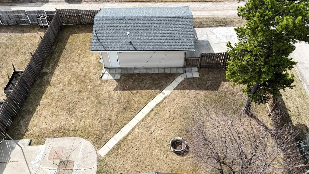4347 9th Avenue Edson AB T7E 1B4