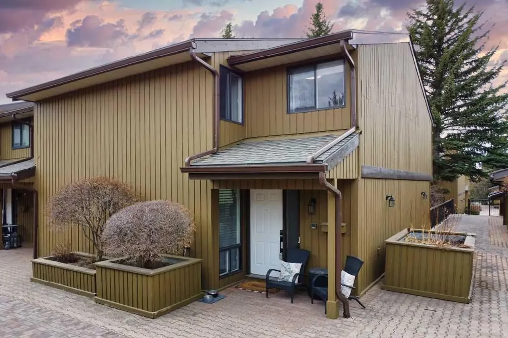 3131 63 Avenue SW Calgary AB T3E 6N4