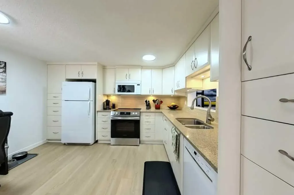 3131 63 Avenue SW Calgary AB T3E 6N4