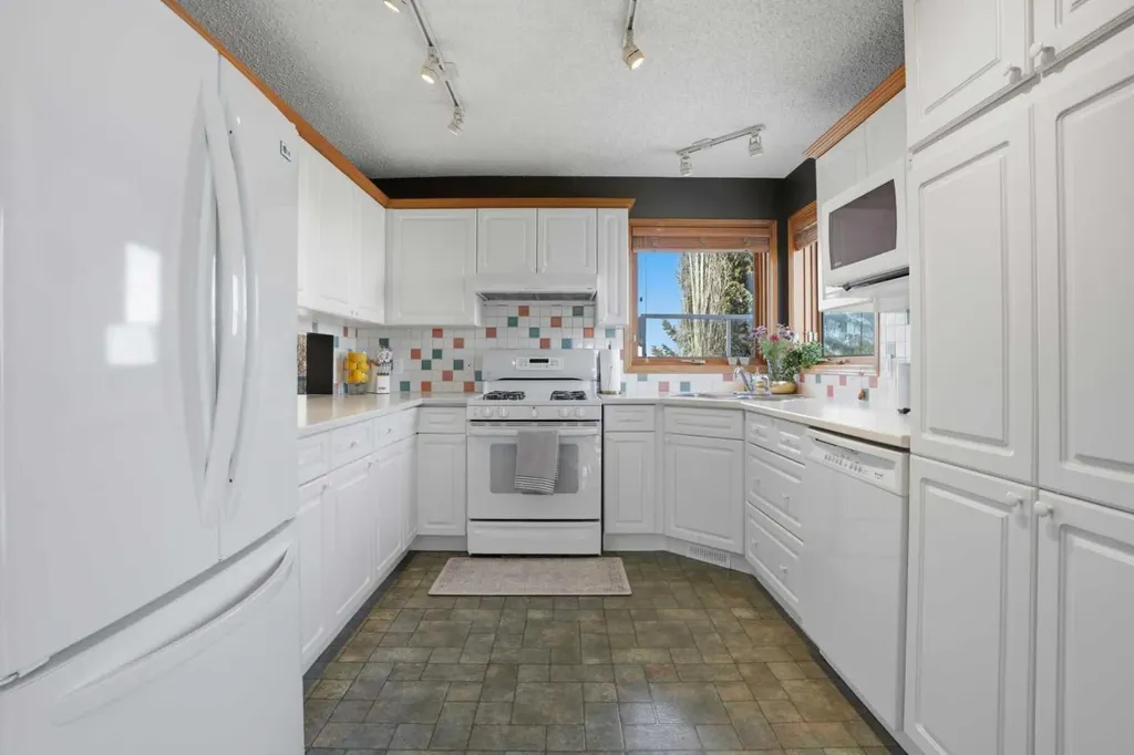 131 Edgebrook Circle NW Calgary AB T3A5A4