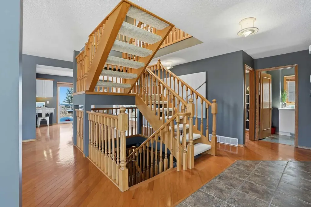 131 Edgebrook Circle NW Calgary AB T3A5A4
