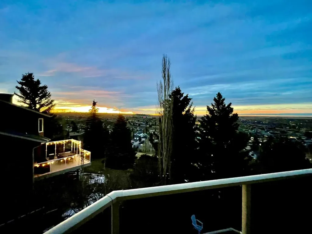 131 Edgebrook Circle NW Calgary AB T3A5A4