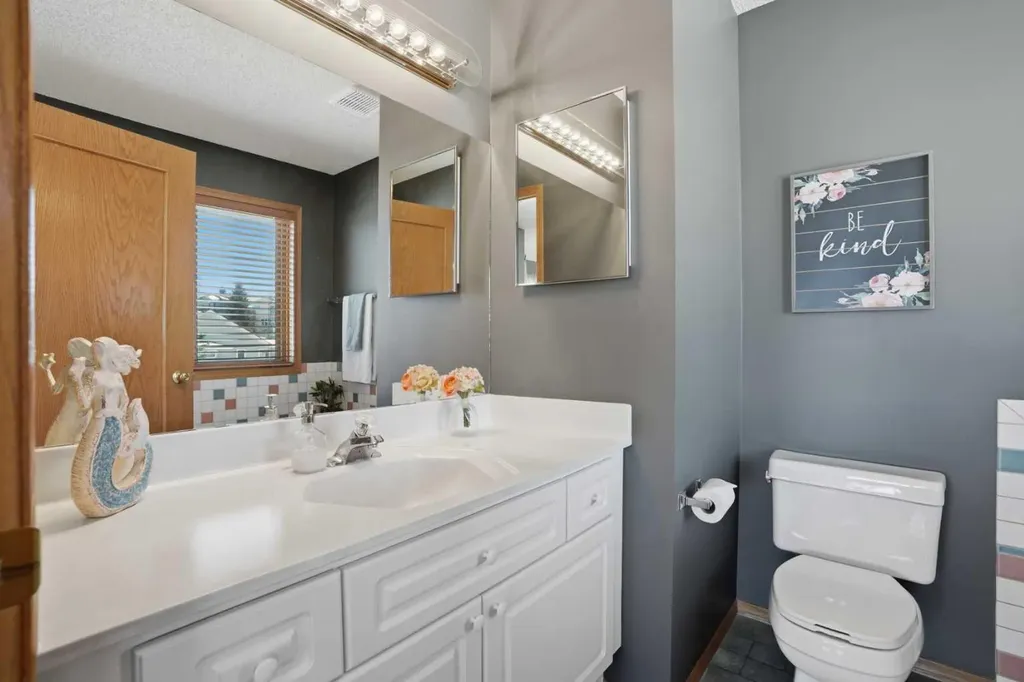 131 Edgebrook Circle NW Calgary AB T3A5A4