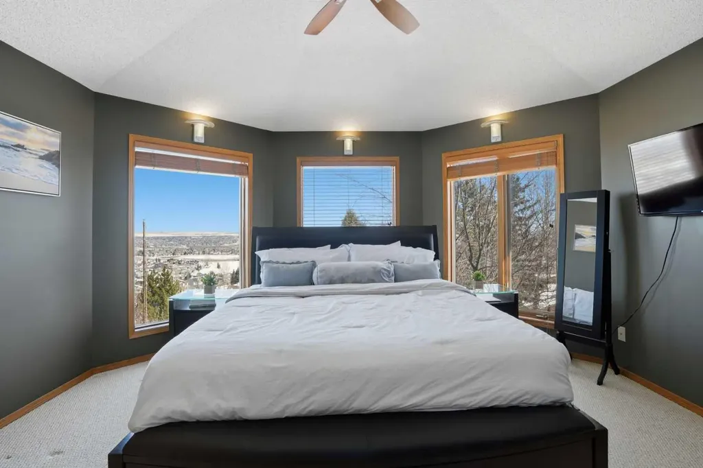131 Edgebrook Circle NW Calgary AB T3A5A4