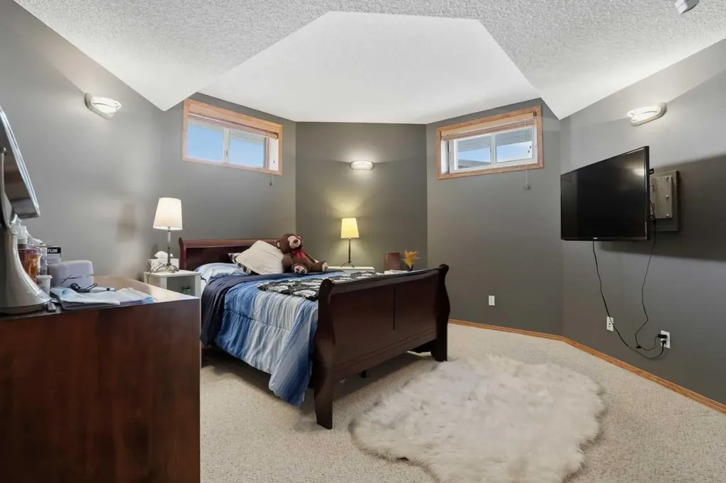 131 Edgebrook Circle NW Calgary AB T3A5A4
