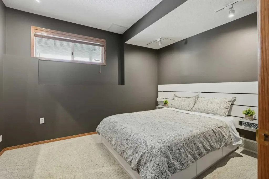 131 Edgebrook Circle NW Calgary AB T3A5A4