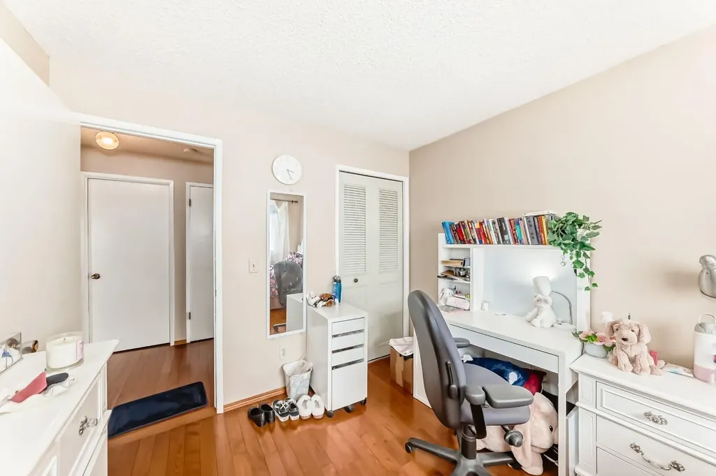 76 Edgewood Drive NW Calgary AB T3A 2T5