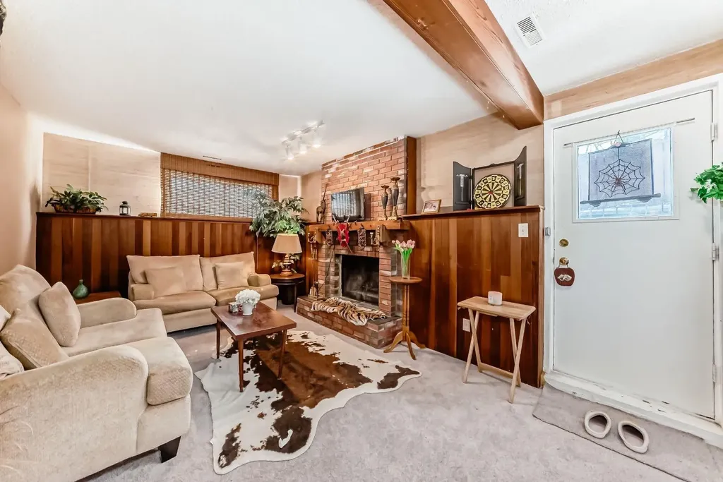 76 Edgewood Drive NW Calgary AB T3A 2T5